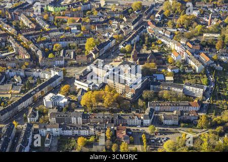 Vue aérienne, Hôpital Marien Witten et Marienkirche avec Marienplatz, quartier résidentiel avec arbres à feuilles caduques automnales sur Crengeldanzstrasse, Witten, R Banque D'Images