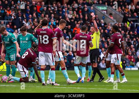 Burnley, Royaume-Uni. 14 septembre 2025. L'arbitre Michael Oliver montre un carton rouge à Lesley Ugochukwu de Burnley lors du match de premier League anglaise de Burnley FC contre Liverpool FC à Turf Moor, Burnley, Angleterre, Royaume-Uni le 14 septembre 2025 crédit : Ryan Crockett/Every second Media crédit : Every second Media/Alamy Live News Banque D'Images