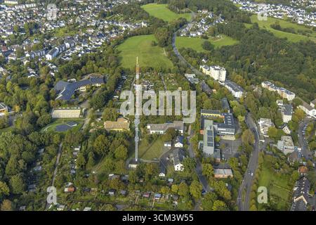 Vue aérienne, Tour Sender Giersberg, Rudolf Steiner School - Free Waldorf School, GGS Giersbergschule, association de jardins d'allotissement AM Sender, Siegen- Banque D'Images