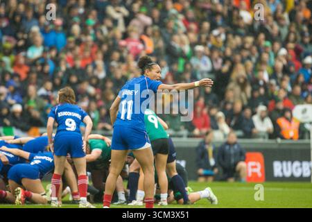 Londres, Royaume-Uni. 14 septembre 2025. Kelly Arbey (Wing - France et stade Toulousain) dirige la défense lors du match entre la France et l'Irlande en Coupe du monde féminine de rugby 2025 quart de finale 3 à Sandy Park, Angleterre, dimanche 14 septembre 2025. Crédit : SPP Sport Press photo. /Alamy Live News Banque D'Images