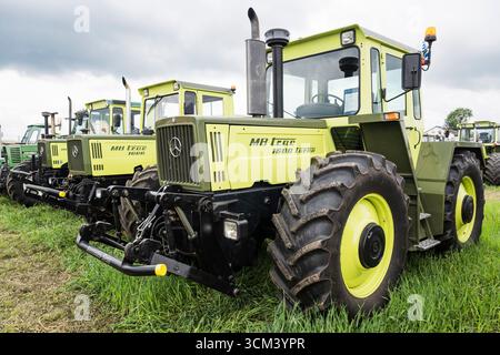 Tracteurs Mercedes-Benz MB Trac verts lors d'un salon historique des tracteurs agricoles, Hallbergmoos, Bavière, Allemagne Banque D'Images