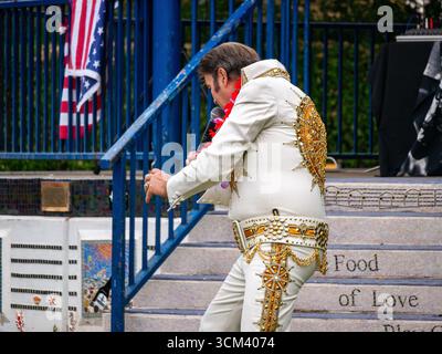 Un imitateur d'Elvis interprétant des chansons classiques d'Elvis à Hythe, Kent Banque D'Images