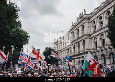 Londres, Royaume-Uni – 2025.09.13 – de grandes foules tenant Union Jack, George’s Cross et des drapeaux de dragon gallois pendant la manifestation pour la liberté d’expression en dehors d’un histori Banque D'Images