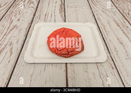 Biscuits de velours rouge avec des pépites de chocolat blanc et une couleur rouge foncé Banque D'Images