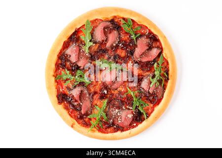 Pizza gourmande rôti de bœuf avec oignons caramélisés, Arugula, sauce tomate et fromage râpé sur fond blanc Banque D'Images