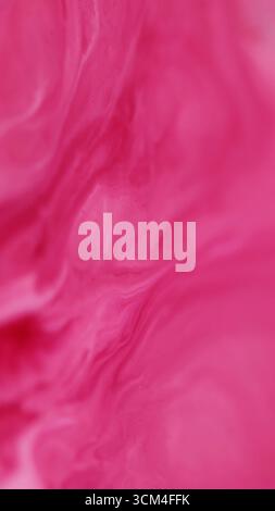 Taches d'encre. Flux de mélange. Flou de particules de marbre d'eau coloré rose défocalisé texture d'inondation chimique flottant sur fond d'art abstrait. Banque D'Images