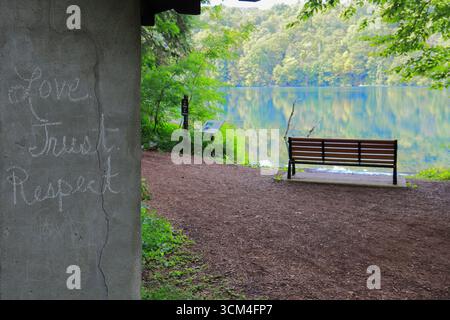 Manlius, NY, États-Unis - 1er septembre 2025 - Graffiti rappelle aux randonneurs d'aimer, de faire confiance et de respecter au Green Lakes State Park dans le nord de l'État de New York Banque D'Images