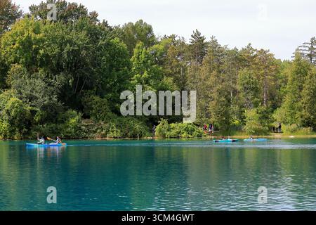 Manlius, NY, États-Unis - 1er septembre 2025 - kayakistes et randonneurs appréciant les derniers jours de l'été au Green Lakes State Park dans le nord de l'État de New York Banque D'Images