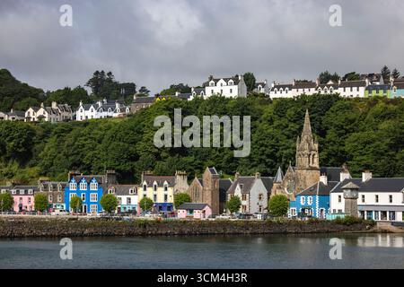 Maisons colorées et église le long du port de Tobermory, Tobermory, île de Mull, Argyll et Conseil de Bute, Écosse, Royaume-Uni, Europe Banque D'Images