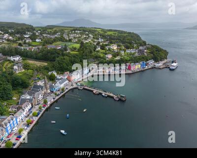 Vue aérienne du bateau de croisière MV Lord of the Highlands (Thurgau Travel) à Tobermory Pier avec des maisons colorées le long du port, Tobermory, Banque D'Images