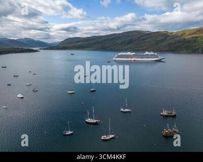 Vue aérienne du navire de croisière Viking Vela (Viking Cruises) amarré à Loch Broom avec des bateaux de pêche et des voiliers au premier plan, Ullapool, Hig Banque D'Images