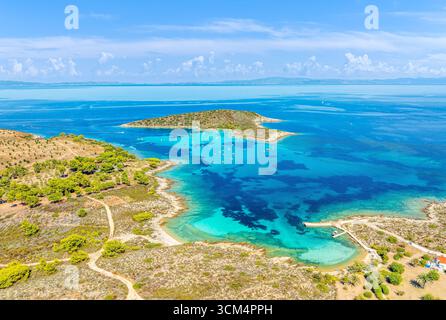 Vue aérienne de Blue Lagoon, île de Diaporos, Sithonia, Halkidiki, Grèce. Banque D'Images