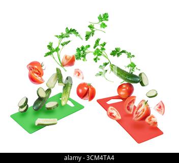 Des tranches de tomates et de concombres avec des feuilles de persil tombent sur les planches de cuisine Banque D'Images