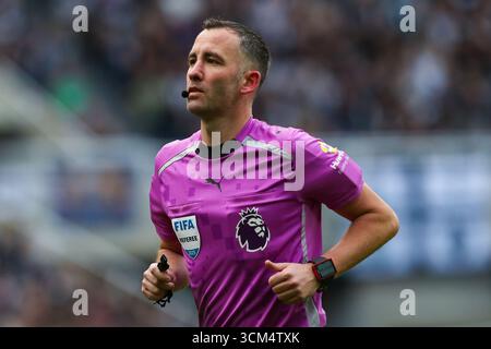 Newcastle, Royaume-Uni. 13 septembre 2025. Arbitre Chris Kavanagh lors du Newcastle United FC contre Wolverhampton Wanderers FC English premier League match au St.James' Park, Newcastle, Angleterre, Royaume-Uni le 13 septembre 2025 crédit : Lee Keuneke/Every second Media crédit : Every second Media/Alamy Live News Banque D'Images