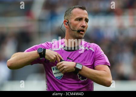 Newcastle, Royaume-Uni. 13 septembre 2025. Arbitre Chris Kavanagh lors du Newcastle United FC contre Wolverhampton Wanderers FC English premier League match au St.James' Park, Newcastle, Angleterre, Royaume-Uni le 13 septembre 2025 crédit : Lee Keuneke/Every second Media crédit : Every second Media/Alamy Live News Banque D'Images