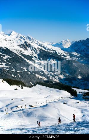 Skieurs sur pente, Maennlichen, Grindelwald, Oberland Bernois, Canton de Berne, Suisse Banque D'Images