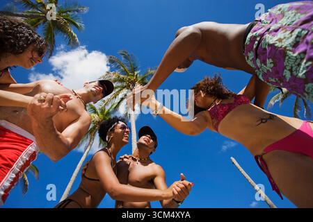 Les jeunes danser la salsa à la plage Playas del Este,, La Havane, Ciudad de La Habana, Cuba, Antilles Banque D'Images