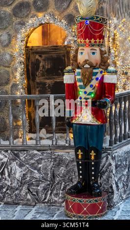 Biélorussie, Minsk, 8 décembre 2023. Le casse-noisette sur l'arbre du nouvel an à Minsk. Beau fond de Noël. Banque D'Images