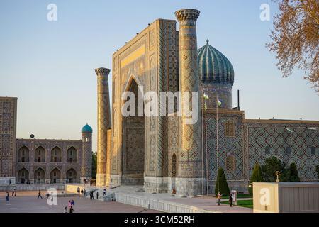 Sherdor Madrasa à Registan Square, Samarcande, Ouzbékistan Banque D'Images