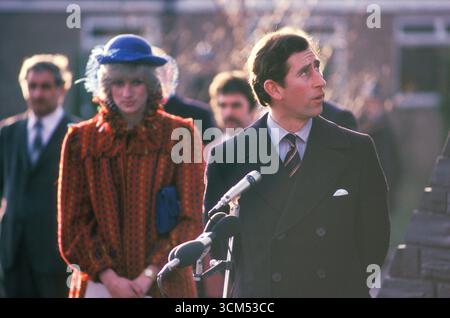 Prince Charles et Diana princesse de Galles tournée royale du pays de Galles en 1982. Elle est triste, malheureuse, déprimée, regardant en bas. 6 novembre 1982 Royaume-Uni 1980s HOMER SYKES Banque D'Images