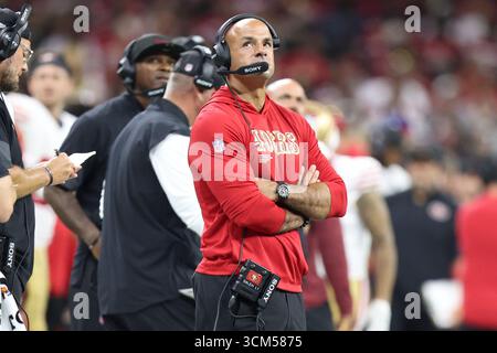 La Nouvelle-Orléans, États-Unis. 14 septembre 2025. Le coordinateur défensif des 49ers de San Francisco regarde le tableau de bord lors d'un match de la NFL le dimanche 14 septembre 2025 au Caesars Superdome à la Nouvelle-Orléans, en Louisiane. (Photo de Peter G. Forest/Sipa USA) crédit : Sipa USA/Alamy Live News Banque D'Images