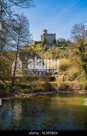 Au ruisseau Elzbach en dessous du château de Pyrmont, Eifel du Sud, Münstermaifeld, Rhénanie-Palatinat, Allemagne Banque D'Images