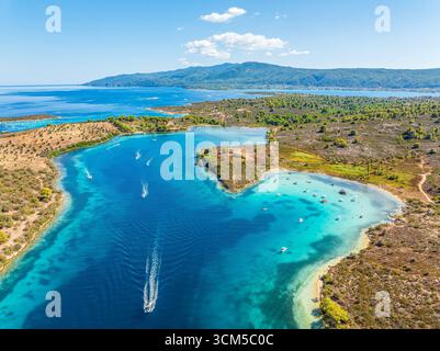 Vue aérienne de l'île de Diaporos, Vourvourou, Halkidiki, Grèce. Banque D'Images
