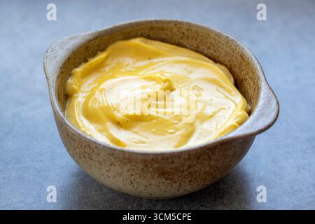 Mayonnaise maison dans un bol en grès Banque D'Images
