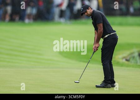 Wentworth Club, Londres, Royaume-Uni. 14 septembre 2025. Finale du championnat BMW PGA ; Aaron Rai d'Angleterre mettant sur le 18e trou crédit : action plus Sports/Alamy Live News Banque D'Images
