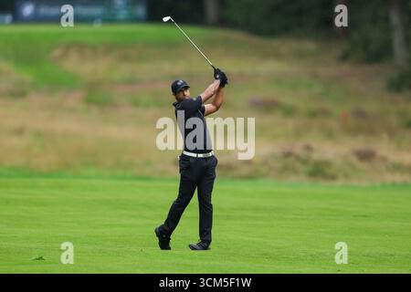 Wentworth Club, Londres, Royaume-Uni. 14 septembre 2025. Finale du championnat BMW PGA ; Aaron Rai, d'Angleterre, joue un tir au 17e trou crédit : action plus Sports/Alamy Live News Banque D'Images