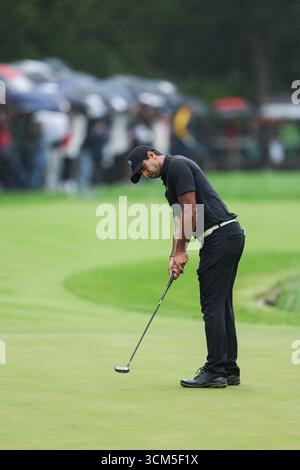 Wentworth Club, Londres, Royaume-Uni. 14 septembre 2025. Finale du championnat BMW PGA ; Aaron Rai d'Angleterre mettant sur le 18e trou crédit : action plus Sports/Alamy Live News Banque D'Images