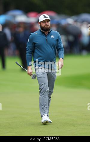 Wentworth Club, Londres, Royaume-Uni. 14 septembre 2025. La finale du championnat BMW PGA ; Tyrrell Hatton, de l'Angleterre, atteint le 18e crédit vert : action plus Sports/Alamy Live News Banque D'Images