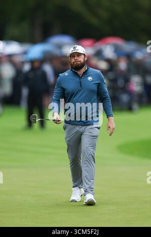 Wentworth Club, Londres, Royaume-Uni. 14 septembre 2025. La finale du championnat BMW PGA ; Tyrrell Hatton, de l'Angleterre, atteint le 18e crédit vert : action plus Sports/Alamy Live News Banque D'Images
