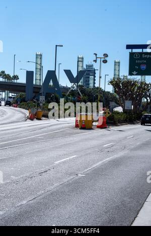 Grand panneau LAX à l'entrée de l'aéroport international de Los Angeles au Century Boulevard en cours de démantèlement pour construction. Banque D'Images