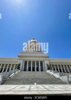 Cuba Capitolio. Bâtiment néoclassique du capitole à la Havane. Grand dôme, colonnes de pierre, escaliers et statues, vue en angle bas. Journée ensoleillée, ciel bleu clair Banque D'Images