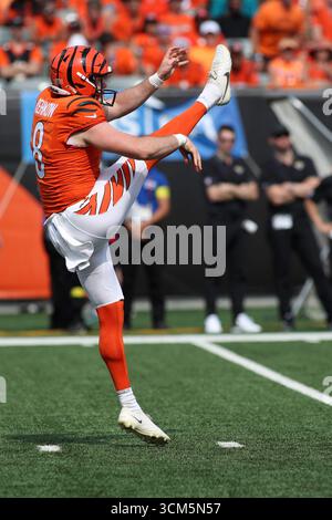 Cincinnati, Ohio, États-Unis. 14 septembre 2025. Logan Cooke, joueur des Cincinnati Bengals, frappe la balle pendant la deuxième SEMAINE de la saison régulière de la NFL entre les Cincinnati Bengals et les Jacksonville Jaguars à Cincinnati, Ohio. Kevin Schultz/CSM/Alamy Live News Banque D'Images