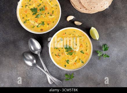 Soupe indienne Mulligatawny avec lentilles, légumes et chapati. Vue de dessus. Régime ayurvédique. Banque D'Images