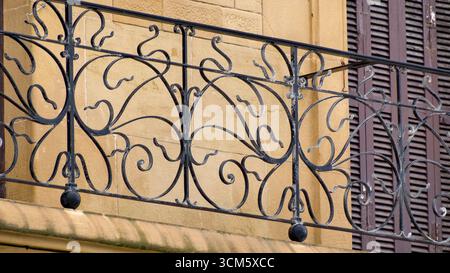 Balustrade décorative en fonte sur une maison à San Sebastián, présentant un design complexe et un savoir-faire artisanal Banque D'Images