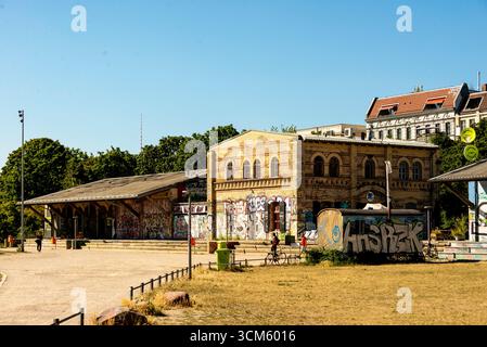 Journée ensoleillée à l'ancienne gare de Görlitzer Bahnhof à Görlitzer Park, Berlin. Le bâtiment historique recouvert de graffitis incarne l'alterna de la ville Banque D'Images