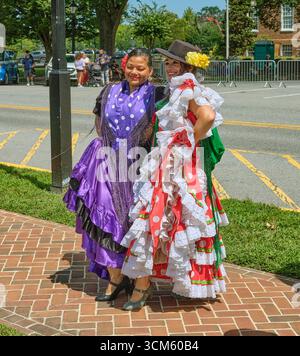 Deux danseuses de flamenco se produisent dans des costumes traditionnels vibrants au Baila con Dover 2025, mettant en valeur la culture latine et l'atmosphère animée du festival. Banque D'Images
