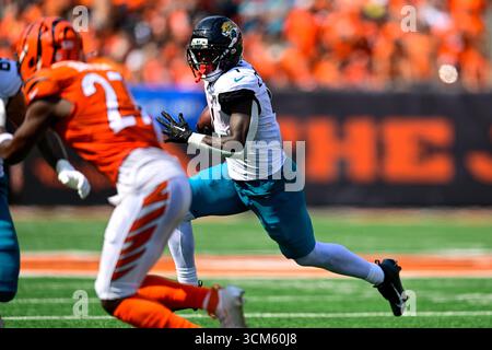 Cincinnati, Ohio, États-Unis. 14 septembre 2025. Jacksonville Jaguars Running back Travis Etienne Jr. (1) court le ballon contre les Bengals de Cincinnati au Paycor Stadium le 14 septembre 2025 à CINCINNATI, OH crédit : Brian Mack/ZUMA Wire/Alamy Live News Banque D'Images