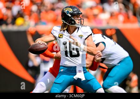 Cincinnati, Ohio, États-Unis. 14 septembre 2025. Le quarterback des Jaguars de Jacksonville, Trevor Lawrence (16 ans), lance la balle contre les Bengals de Cincinnati au Paycor Stadium le 14 septembre 2025 à CINCINNATI, OH crédit : Brian Mack/ZUMA Wire/Alamy Live News Banque D'Images