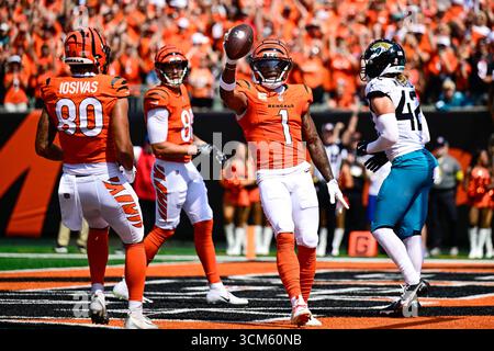 Cincinnati, Ohio, États-Unis. 14 septembre 2025. Le récepteur Ja'Marr Chase (1) des Bengals de Cincinnati marque un touchdown contre les Jaguars de Jacksonville au Paycor Stadium le 14 septembre 2025 à CINCINNATI, OH Credit : Brian Mack/ZUMA Wire/Alamy Live News Banque D'Images