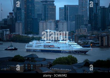Londres, Royaume-Uni. 14 septembre 2025. Le navire de croisière MS Hamburg passe devant les bâtiments du parc d'activités de Canary Wharf en fin de soirée de dimanche. Construit en 1997, le navire de croisière de luxe de 144 mètres et 400 passagers appartient au groupe Conti et est actuellement exploité par la société allemande Plantours Kreuzfahrten (Plan Tours). Crédit : Guy Corbishley/Alamy Live News Banque D'Images