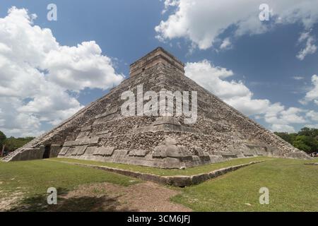 Le côté sud-ouest de l'ancien bâtiment maya connu comme le château en journée ensoleillée dans le site archéologique de Chichen Itza Banque D'Images