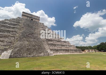Le côté ouest du célèbre temple maya connu comme le château ou temple kukuklan dans le site archéologique de Chichen Itza Banque D'Images