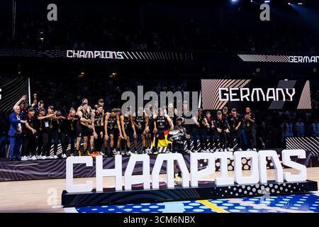 Dennis Schr?der (Deutschland, 17) mit Pokal, wird von seinen Teamkollegen mit Laola begleitet Isaac Bonga (Deutschland, 0), Oscar Da Silva (Deutschland, 1), Maodo Lo (Deutschland, 4), Tristan Da Silva (Deutschland, 5), Johannes Voigtmann (Deutschland, Franz Wagner, 7) 9), Daniel Theis (Deutschland, 10), Justus Hollatz (Deutschland, 21), Johannes Thiemann (Deutschland, 32), Leon Kratzer (Deutschland, 34), Andreas Obst (Deutschland, 42) FIBA EuroBasket 2025 : Gold T?rkei - Deutschland ; Riga, Arena Riga AM 14.09.2025 Banque D'Images