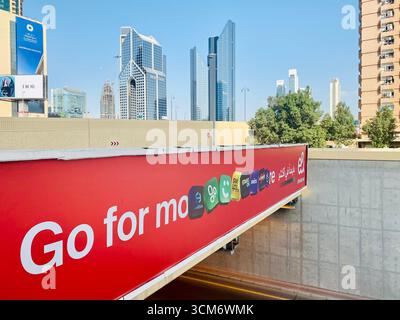 Etisalat aller pour plus de publicité de réserve au-dessus de la route dubaï Banque D'Images