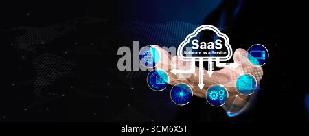 Gros plan de l'icône cloud SaaS de main d'entreprise avec réseau de technologie numérique. Concept de logiciel en tant que service, cloud computing, gestion des données, Banque D'Images