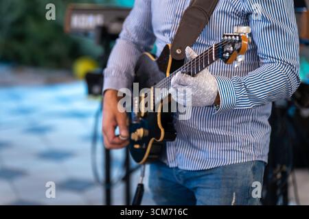 Gros plan sur les mains du guitariste – One White Glove Detail Banque D'Images